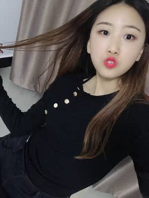 衣服穿起来很合身哦 水洗过也没有发现褪色 单穿或者打底都可以的 满意～