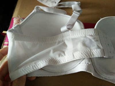 物流非常快，客服也很温柔有耐心，服务非常好，快递包装很好，外面还套了一层，保护隐私，感觉非常细心，然后内衣很舒服，很薄，做工很精细，是我喜欢的类型，物美价廉，非常满意！