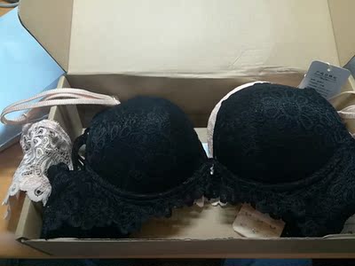 物流速度很快，收到快递迫不及待总想立刻拆了。内衣很性感，特别是那件黑色的，啊哈哈哈哈&hellip;&hellip;