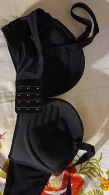 非常聚拢，效果很好，非常棒，舒适又贴合度高，很喜欢的一款内衣，特别适合外扩的妹子，性感材质好，美美哒。