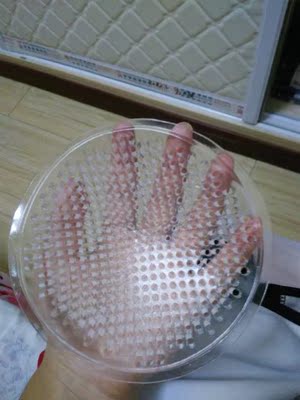 买回来我就拍了照 还是挺大的 感觉还算满意 75c的 我直接把运动内衣里的海绵取出来了 塞进去了 还没穿出去 所以不怎么知道穿的感觉 放进去了有点重 但肯定是比海绵好 因为海绵一洗几次就没用