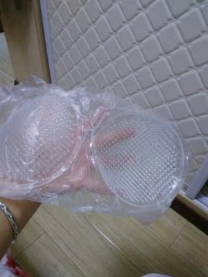 买回来我就拍了照 还是挺大的 感觉还算满意 75c的 我直接把运动内衣里的海绵取出来了 塞进去了 还没穿出去 所以不怎么知道穿的感觉 放进去了有点重 但肯定是比海绵好 因为海绵一洗几次就没用