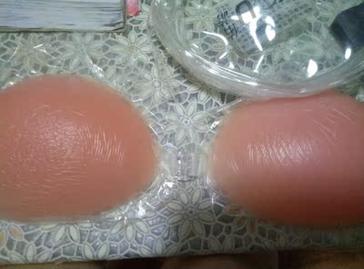 手感挺好的,很柔软,沾性也比较强但不会弄痛皮肤。刚开始中间那个扣子我还不会呢,毕竟从没戴过这种东西,这次主要是为了健身房学游泳防止走光买的。 手感挺好的,很柔软,沾性也比较强但不会弄痛皮肤。刚开始中间那个扣子我还不会呢,毕竟从没戴过这种东西,这次主要是为了健身房学游泳防止走光买的。