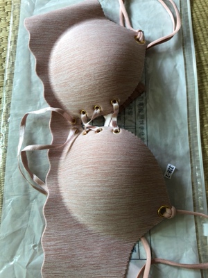 内衣穿上了，买了两件，就是拍的码数小了一点点，不过穿着不会勒还挺舒服的。打算再入手大一码的