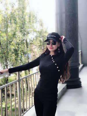 衣服收到了，款式好看啊，修身的挺显身材的，现在穿正好 打底也很好看。满意