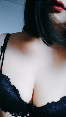 衣衣收到真是太惊喜了，买之前还挺犹豫穿上不合适，不舒服，拿到货以后赶紧试穿了一下，宝贝真是好，穿上也舒服，而且买两套还送了个内裤，送了几个排扣，就算穿上紧身也不怕了，送的内裤质量也挺好。以后买内衣就认准这家了。