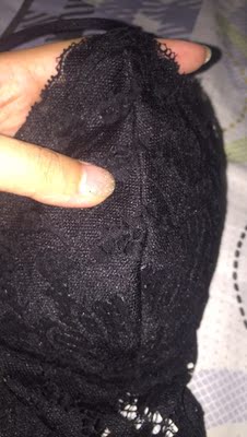 很好，正好是我要的样子，尺寸也正好，唯一美中不足的就是罩杯上有两条缝线很突出，衣服外面看得也很明显，有点像凸点，这个有点尴尬，其他都很好，就这点，让我很纠结。有胸垫，薄垫，可以拆。套头式的，很好，稍微胖点就不好穿了。