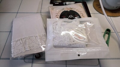 粗略的看了一下好像没什么大毛病的样子，就没有细查，希望不会像上次一样是坏的叭&hellip;&hellip;_(:з」&ang;)_袜带不太会用 不过感觉还不错，白袜子的瑕疵有时间看看能不能洗掉，总的来说还是很好看哒哈哈哈~