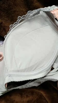 宝贝特别好，已经穿了好几次了，和图片基本没差多少，特别好看，他们家是我唯一看到的适合小胸的还带着漂亮的花纹。蕾丝也是非常的好看，以前没那么多款式，真的是能买到合适的就特别好了。 现在不仅款式非常合适，还穿着舒适，也很漂亮，真的是时代不同了，一起买了两套，码数都很适合，品质也很高，真的好喜欢，很透气很舒服，聚拢效果也可以，客服小姐姐也特别好，不厌其烦。态度很好和善 ，满意哦，哈哈 已经收藏店铺了，以后就是常客