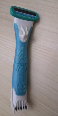 电动的那头剃短时还是要小心，手动的那头太好用了，省心省力呀，用过最好的刮毛刀，刮完很光滑，一点渣渣都没有，看着自己光滑的大腿穿上丝袜老性感了，遗憾的是只能淋湿皮肤使用，希望以后出能干、湿两用的产品，满足不用情境使用就更好了！