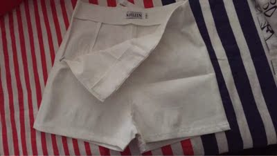 买了打底穿的，有件衬衣，配长裤穿感觉不好看，穿打底裤也不好看，配这种裤子最好，就算弯腰看见了也没关系，不用担心会走光！比较贴身，有小肚子的比较明显，像我就只能陪着长款的穿了！