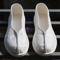 Original handmade silk cloth shoes women white jacquard flat bottom shallow mouth breathable health old Beijing cloth shoes women