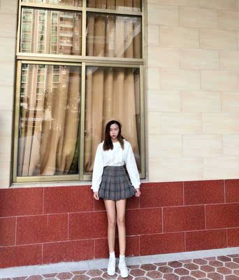 衣服和图片上一样，上身效果非常好，质量也很好，不是第一次买她家的东西了，喜欢她家的衣服 ，都是老顾客了，每次都会买上几件，都是很不错，很满意，棒棒哒，货收到迫不及待就打开了，朋友看了也说挺好看的。立马就穿起来了，真心不错哦，挺时尚的哈哈，有喜欢的小伙伴可以下手了，很值哦！