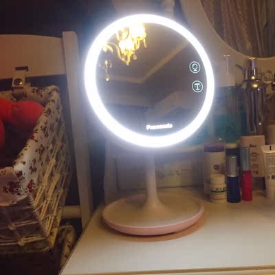 喜欢 喜欢 颜值在线 两边的灯光都可以调节亮度 台灯有三档调节 暖色系光 很美好！镜子那面长按可调节灯光 照的很清楚 总之很喜欢