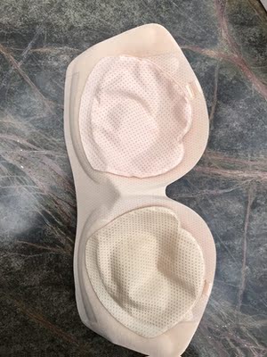 和店家描述的一样，还送了一个透明的胸后贴，肤色很正，还没试穿，试穿后来追评。