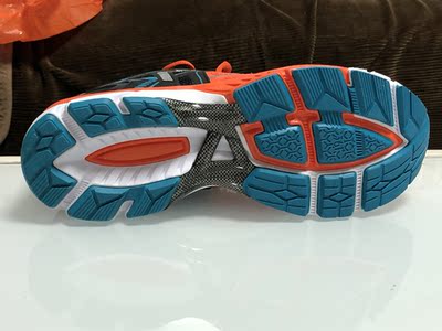 橙色中底是Quickfoam，底部有抗扭转系统，鞋尾部海绵也比较厚实，双十一189入手，这个价格基本没有对手。