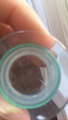 本来一开始对ru头内陷这件事不是很在意，因为觉得不疼不痒的也未婚除了影响美观外并没觉得有什么可在意的。转折点就是前阵子我有个小姐妹生孩子了，有一次去她家碰到她喂奶，就顺便聊起来了，然后才知道ru头内陷的危害性，回家呢我就试着自己手动牵出，网上查了一下内陷严重程度发现我应该不算轻也不算重，就是中度吧，可以用手牵引出，但只要一放手就立马慢慢回缩进去了，看了治疗办法除了手术就是物理疗法了，但每天用手撑着也不是办法，这才在某宝搜索有没有什么工具，搜到好多牌子，都觉得差不多，就选了这家好像还算正规一点的牌子～使用感受和效果等几天再来追评吧～～包装很隐秘