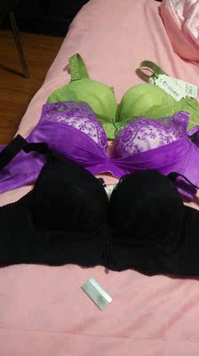 第二次买了，颜色,款示都很漂亮。很喜欢。在紫色文胸网纱里发现一个刀片，还好网纱没有割破，有点惊吓住了，希望下次注意点，还好不在黑色的纱里，否则真发现不了，