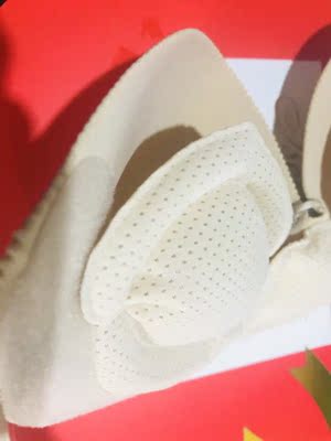 good，发了顺丰快递就是任性啊。隔天到货哦！颜色看着就挺小清新的，包装也好看的呢。内衣充气后就能穿，穿久了也不会闷热的呢。内衣的透气性杠杠的。主要是提胸效果挺不错的呢，我下垂的胸型都被承托的挺拔了不少。布面和透明的我都搭配穿过。效果都是一样的好。穿戴了好几次出门。天气热，胸部都没有闷出一点汗来。我是一直都是搭配透明侧翼使用的。为了要搭配我的露肩装和吊带裙穿。贴了长时间后，撕下来后皮肤不会有任何不适哦。没有粘腻的感觉，也不会痒和发红，内衣和透明侧翼的质量真的要点赞。透明侧翼洗了后也不会脱胶哦。内衣好穿效果明显，支持