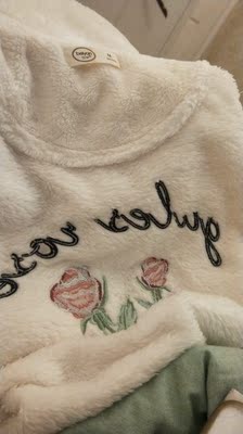 除了这个绣花贴皮肤不舒服，其他都还好