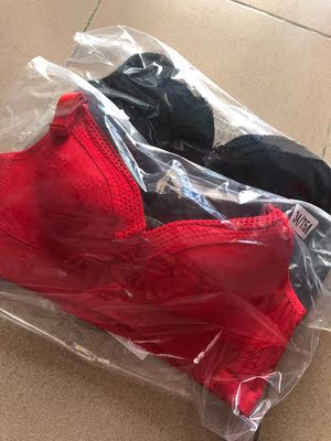 快递很快就到了，还一直担心过年穿不上，客服服务态度很好，棒棒的！质量也不错，手感很好！