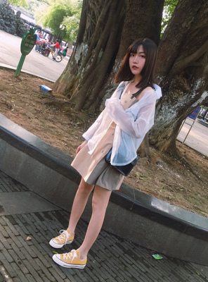 1970s的底确实更软更厚 很舒服 真的很迷&hellip;运动鞋38码 这次37.5很好噢，比经典版的版型要好很多，入迷了