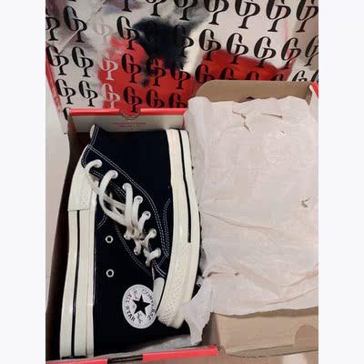 看上这款鞋好久了，打开鞋盒的时候被惊艳到了，超级好看～然后也蛮好搭配衣服的，nice～鞋底是橡胶底的质量很好，上脚很舒适。鞋子样式反正个人比较喜欢，匡威经典1970s，值得拥有哦。