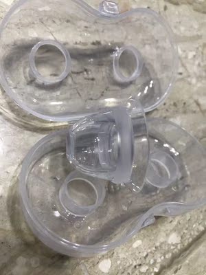 每只硅胶都很软。用之前，我用开水将此矫正硅胶放入自带的小方形盒中，消毒几分钟，晾干。目前佩戴没有感觉不舒服，使用感不错。