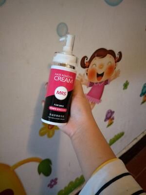 她家的脱毛膏很不错的这个是我第二次在她家买脱毛膏 第一次买的也是这个 效果很好 超级温和超级好用 嘻嘻 喜欢 用了第一套以后 毛长得慢了 也变细软了 真心的把这款产品推荐给爱美的女士们。非常干净不留痕迹，等几分钟就可以脱了，一点都不费时超级方便的。值得购买。值得推荐