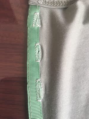 质量一般。扣眼都做偏了。衣服太瘦。166cm。106斤。穿着像包粽子一样。