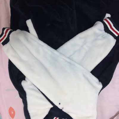 第一次差评！袖子一半是蓝色的，洗都洗不干净！退又麻烦，不值这个价格！