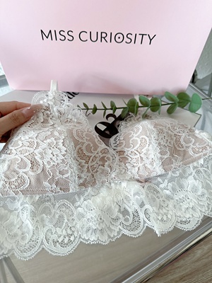 这个款式仙气感十足，若隐若现的纯欲风蕾丝设计，我好喜欢呀，穿上就是精致的女孩，白色也高级感满满，精致的芍药花图案，搭配下围的蕾丝边，整体上身造型氛围感直接拉满，美美哒，蕾丝质感轻薄不刺激，上身真的很舒服~太棒啦👍好喜欢呀