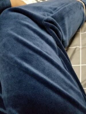 面料很舒服啊，颜色没有图片的深，但是摸起来滑滑的，洗了今天刚穿，真的很保暖，睡了一个晚上都没冷醒。本来感觉挺贵的，但是收到以后感觉很值，料子绒绒滑滑的，穿起来很舒服，最令我满意的是洗了没掉色，水很清澈，总之很满意，啦啦啦好喜欢，打算再入手一件来。