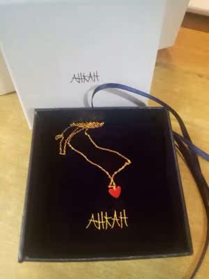 收到宝贝了,店家说支持检测,所以逛街的时候去商场黄金柜台检测了是正品18k金,现在可以放心戴了,中心小红心很精致,代购的包装跟之前买的其他链子的包装也不一样,算是比较满意的网购 收到宝贝了,店家说支持检测,所以逛街的时候去商场黄金柜台检测了是正品18k金,现在可以放心戴了,中心小红心很精致,代购的包装跟之前买的其他链子的包装也不一样,算是比较满意的网购