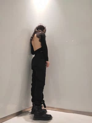 很酷的欧美装,配工装裤很合适,很贴身,不会皱,质感也比较舒适 很酷的欧美装,配工装裤很合适,很贴身,不会皱,质感也比较舒适