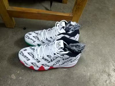 超好看的 无论做工还是质量都好 脚感舒适 抓地力好缓震也还行 穿着挺舒服 赞! 超好看的 无论做工还是质量都好 脚感舒适 抓地力好缓震也还行 穿着挺舒服 赞!