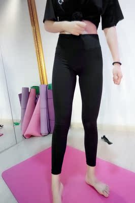 瑜伽裤版型设计很好哟！弹性很好， 做大幅度动作都不会勒着 布料摸起来光滑舒服 还有保暖效果哈哈哈  物流很快呢  客服小姐姐态度好评  推荐购买