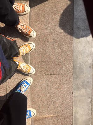 鞋子很好，颜色很棒，买了一个姜黄色的书包搭配。