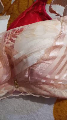 文胸质量不错,中厚度了,四排扣,穿上挺舒服 文胸质量不错,中厚度了,四排扣,穿上挺舒服