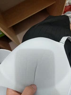 这款稍微有点厚,感觉应该有1cm了,我喜欢更薄一点的,但是型还不错,有点比基尼的感觉,不是聚拢款的的是满有型的很适合一字肩之类的衣服。有一些味道,洗洗晾晾应该就好了很多,因为是第一次买无痕的这么厚的,所以也不知道是不是正常,下水洗一次感觉海绵就皱皱的了,感觉和枕头一样过会又会恢复一点。我纯粹是为了配一字肩才买的,不过总体还行。但还是更喜欢聚拢收副乳四排扣的。 这款稍微有点厚,感觉应该有1cm了,我喜欢更薄一点的,但是型还不错,有点比基尼的感觉,不是聚拢款的的是满有型的很适合一字肩之类的衣服。有一些味道,洗洗晾晾应该就好了很多,因为是第一次买无痕的这么厚的,所以也不知道是不是正常,下水洗一次感觉海绵就皱皱的了,感觉和枕头一样过会又会恢复一点。我纯粹是为了配一字肩才买的,不过总体还行。但还是更喜欢聚拢收副乳四排扣的。