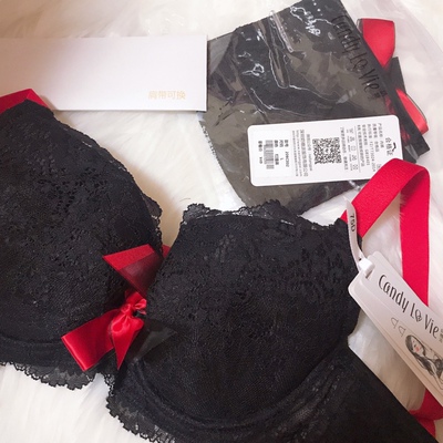 抱着买红内衣过本命年的心态种草了黑色的这个,也不知道本命年能不能穿黑色这套,真的要赞一下这家的服务态度,推荐尺码的时候很负责,客服推荐的尺码是75D或者75E,想着在减肥就买了75D,还是稍微有点罩不住,拉一拉还好,希望减肥成功了穿的刚刚好。还送了替换的肩带,推荐了,穿的好的话会回购的 抱着买红内衣过本命年的心态种草了黑色的这个,也不知道本命年能不能穿黑色这套,真的要赞一下这家的服务态度,推荐尺码的时候很负责,客服推荐的尺码是75D或者75E,想着在减肥就买了75D,还是稍微有点罩不住,拉一拉还好,希望减肥成功了穿的刚刚好。还送了替换的肩带,推荐了,穿的好的话会回购的