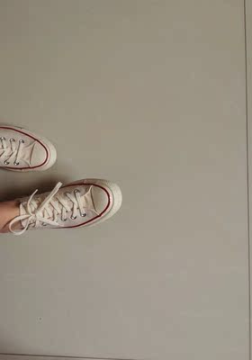 鞋子颜值很高 疯狂打call! 前期稍稍磨脚，不过我平时38买了37还大一小点，所以整体还算蛮舒服的