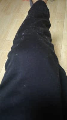 裤脚很长，特别粘毛，有点垃圾，虽说黑色粘毛，但是也不至于这么粘毛吧