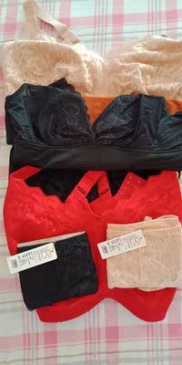 可以说是老顾客了，买了一身红色的，内衣穿着很舒服。双12有活动，又买了两身，还有赠品。好开心呢，客服态度特别好。