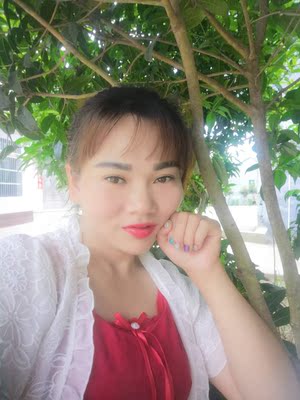 上身显瘦，服帖。红色比较整，刚好配裙子穿。