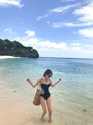 收到衣服就溜溜去了 忘了确认收货 很喜欢(｡&igrave; _ &iacute;｡) 超级好看 质量也特别好 穿上回头率超高 可以说非常满意了 点赞👍买了两套 那套忘记拍照了 尴尬了