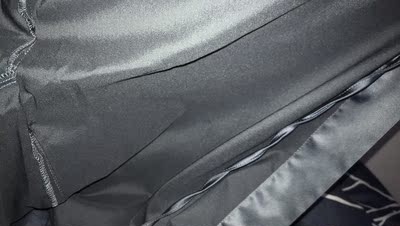 为啥大家都说柔软，我的明明一点儿也不柔软，难道用的不是一样的料子？看起来是很软很滑的，实际上摸起来有点硬，摸起来的质感和看起来的质感有差距，和我在这家店买的另一件比，差的有点远，收到货，觉得有点不值不过也懒得退了。