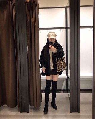 不掉筒不掉筒不掉筒！黑色真的巨显腿瘦了！上脚很秀气，款式也是我很喜欢的类型冬天穿着很暖和，我们这边一般都是几度的天气，穿上去也不会感觉到冷，2.5跟走路很舒服，跟平底差不多，穿出去凹造型真的很吸晴，太喜欢了