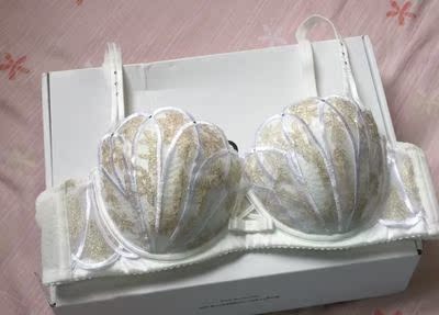 朋友安利的文胸品牌，看着挺喜欢的，就买了一套试试，没想到穿着真不错。