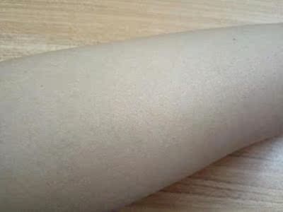 效果很不错，脱的很干净，夏天正好能用上了，我脱毛一次使用就能把毛发不是很多的地方脱得很干净，好喜欢啊，还是第一次买脱毛膏呢，挺划算哦！价格又不贵，份量又足很大一支，之前因为在别家买了，一点效果也没有，而且钱还花的多.还是这次买的脱毛膏好用，脱的很干净还不刺激。很赞！！